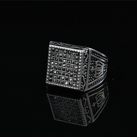 Anello in Acciaio Inossidabile con Strass Nero Quadrato Retrò per Uomo Punk Gotico Rilievo Corona Finitura Distressed