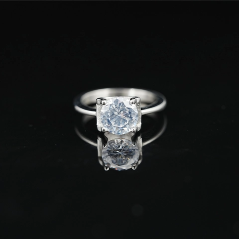 Classico Anello Con Moissanite a Taglio Tondo In Acciaio Al Titanio Con Incastonatura a Quattro Griffe Gioielli Da Sposa Donna