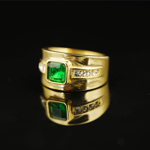 Anillo Retro de Acero de Titanio Dorado con Zirconia Verde Cuadrada Corte Esmeralda Banda Ancha Textura Cepillada Hombre