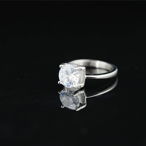 Classico Anello Con Moissanite a Taglio Tondo In Acciaio Al Titanio Con Incastonatura a Quattro Griffe Gioielli Da Sposa Donna