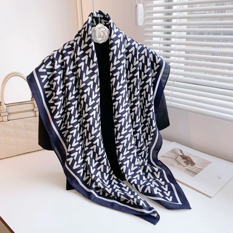 Élégant Foulard Imprimé Lettres Géométriques Toucher Satin Grand Châle Carré en Polyester Mode Femme Accessoire de Plage Solaire