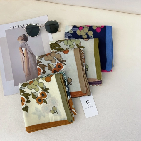 Elegante Bloemenprint Polyester Vierkante Sjaal Voor Dames Dunne Zonbescherming Decoratieve Sjaal Veelzijdige Retro Sjaal