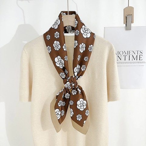 Carré de Soie Élégant à Imprimé Camélia pour Femmes Polyester Sensation Satin Mode Foulard de Tête et Cou Accessoire