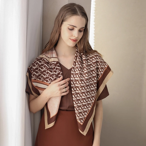 Elegante Pañuelo Cuadrado para Mujer con Estampado de Letras Vintage Sensación Satin Patrón de Espiga Chal para Oficina