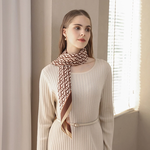 Elegante Pañuelo Cuadrado para Mujer con Estampado de Letras Vintage Sensación Satin Patrón de Espiga Chal para Oficina