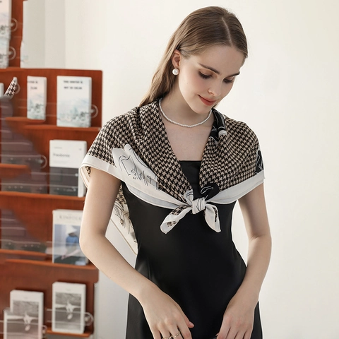 Elegante Designer Hahnentritt Roos Print Vierkante Sjaal Satijn Gevoel Polyester Mode Hoofddoek Grote Halssjaal Voor Dames