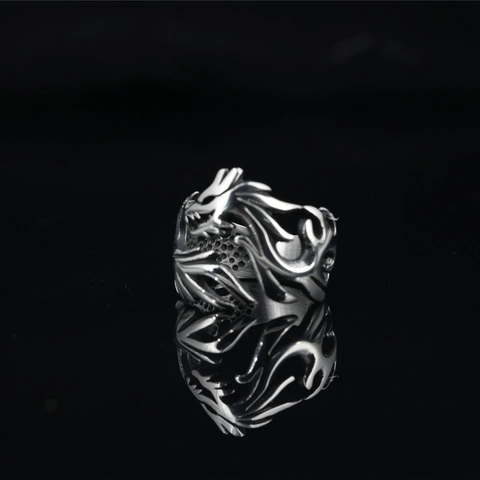 Anello in Acciaio al Titanio con Drago Vintage Uomo Punk Gothic Hollow Out Testa di Drago Band Anello Rétro Placcato Argento Biker Gioielli da Uomo