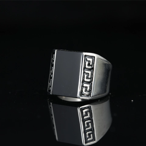 Anello da Uomo in Acciaio al Titanio Vintage con Agata Nera Motivo Meandro Greco Stile Gothic Punk Gioielli per Uomo Unisex