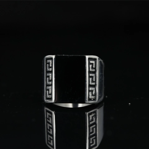 Anello da Uomo in Acciaio al Titanio Vintage con Agata Nera Motivo Meandro Greco Stile Gothic Punk Gioielli per Uomo Unisex