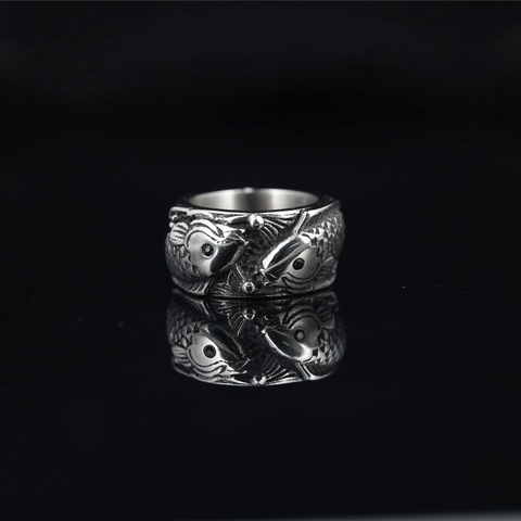 Anello in Acciaio al Titanio Vintage con Rilievo di Pesce Koi Stile Giapponese Argento Antico Gioielli da Uomo