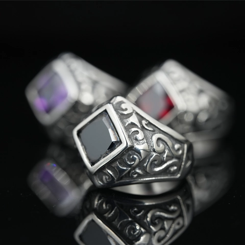 Bague Vintage en Acier Titane pour Hommes Carré Rouge Noir Violet Strass Incrusté Style Gothique Punk Bijoux de Doigt