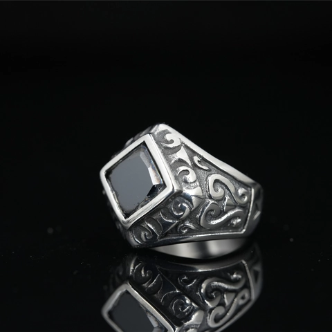 Bague Vintage en Acier Titane pour Hommes Carré Rouge Noir Violet Strass Incrusté Style Gothique Punk Bijoux de Doigt