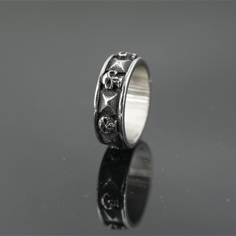 Bague Punk Crâne en Acier Titane Rétro pour Hommes Femmes Bague Bande Relief Étoile Croix Bijoux Biker Hip Hop Durable