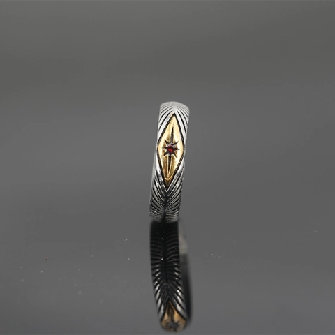 Anello in Acciaio al Titanio con Raggi di Sole Vintage per Uomo Retro Bicolore Oro Argento con Strass Rossi Intarsiati Gioielli Punk
