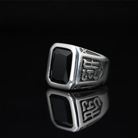 Bague en Acier Inoxydable Rétro pour Hommes Femmes Gros Strass Rectangulaire Incrusté Style Punk Gravé Gaufrage Géométrique Bague Anneau Bijoux Cadeau