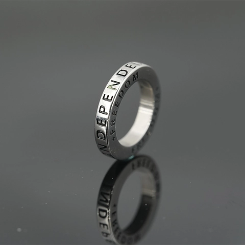 Anello a Fascia Minimalista in Acciaio al Titanio per Uomo Donna Incisione Freedom Independent Colore Argento Gioielli Stile Industriale Regalo