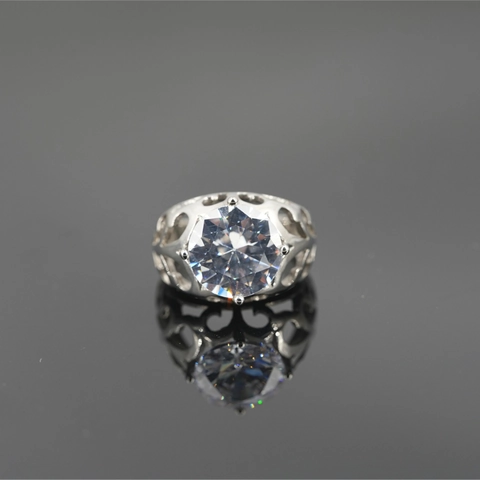 Anello in Acciaio al Titanio Vintage con Cuore Traforato per Uomo Donna con Strass Rotondo Grande Gioielli alla Moda Argento