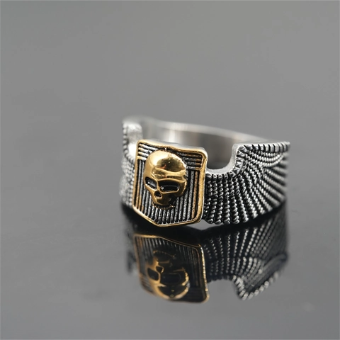 Anello Vintage Punk Teschio in Acciaio al Titanio per Uomo Oro Argento Bicolore Gotico Biker Ali Scudo Anello a Fascia in Acciaio Inossidabile