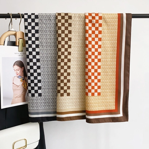 Dames Elegante Vierkante Sjaal Polyester Satijn Schaakbord Hart Print Vintage Mode Forens Sjaal Grote Nek Wrap Decoratie