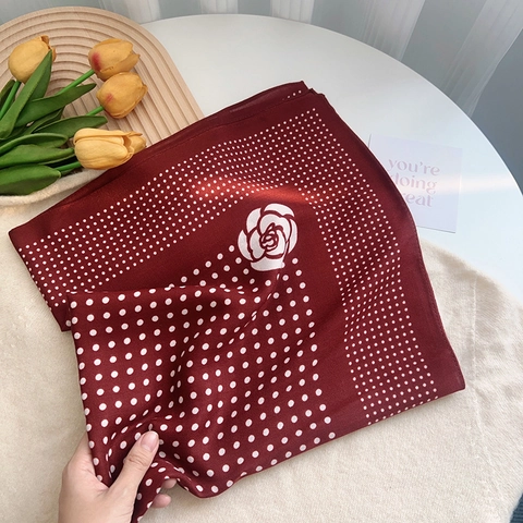 Carré de Soie Vintage à Pois et Fleurs Pour Femmes Toucher Satiné Foulard Décoratif Élégant Motif Rose Camélia
