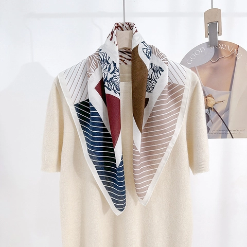 Mode Bedrukte Satijnen Vierkante Sjaal Voor Dames Vintage Geometrische Streep Roos Patroon Halssjaal Professionele Forens