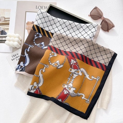 Foulard Quadrato in Raso con Motivo Equestre Elegante Stampa a Spina di Pesce Sciarpa da Collo per Donna Accessorio da Ufficio Professionale