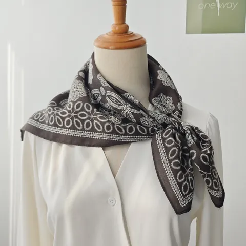 Damen Geometrischer Blumendruck Quadratisches Tuch Satin Polyester Bandana Kleiner Halstuch Für Büro Reisen Mode Accessoire