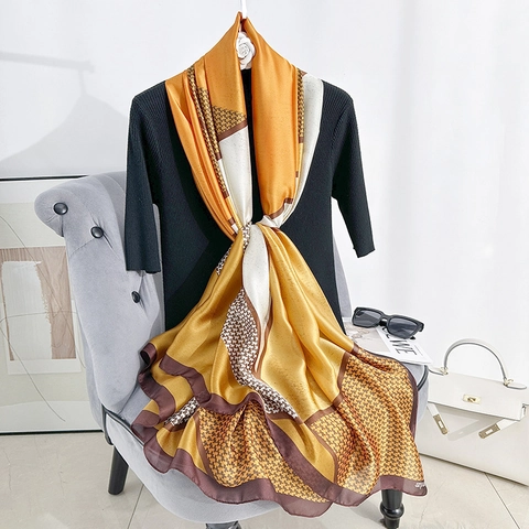 Sciarpa Lunga in Satin Effetto Seta da Donna con Blocchi di Colore Geometrici e Motivo Pied-de-poule Stampato Accessorio Moda