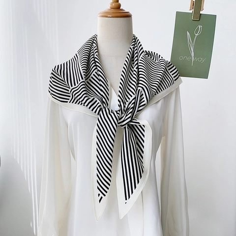 Dames Satijnen Driehoekige Sjaal Gestreepte Print Minimalistische Franse Stijl Hoofddoek Halstuk Taille Accessoire Elegant