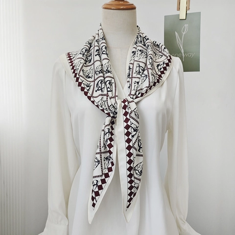 Pañuelo Triangular de Satén con Estampado de Caballos Vintage para Mujer Patrón de Cuadros Rétro Accesorio de Moda Elegante