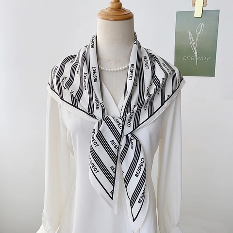 Dames Elegante Gestreepte Satijnen Driehoekige Sjaal Respect Letterprint Grote Omslagdoek Voor Kantoor Dagelijkse Mode Accessoire