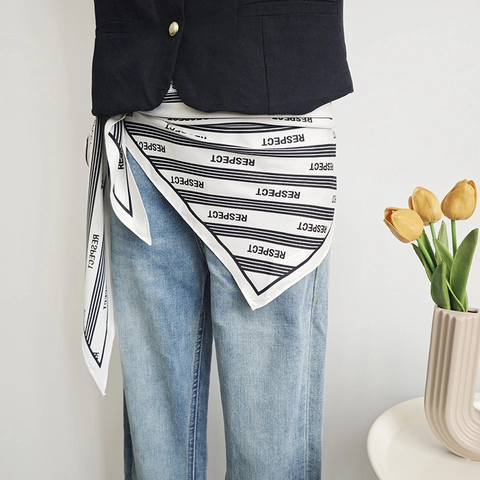Dames Elegante Gestreepte Satijnen Driehoekige Sjaal Respect Letterprint Grote Omslagdoek Voor Kantoor Dagelijkse Mode Accessoire