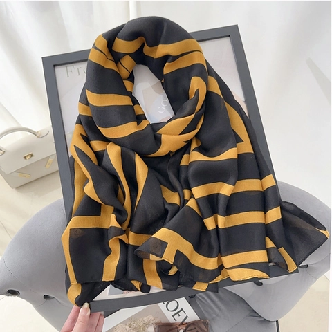 Elegante Dames Polyester Sjaal Omslagdoek Letters Geometrische Print Contrastkleur Zonbescherming Reizen Accessoires