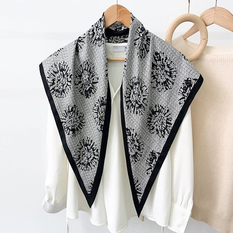 Foulard a Triangolo da Donna in Satin Stampato Elegante Vintage Fazzoletto da Collo Floreale Versatile Sciarpa per Capelli Decorativa