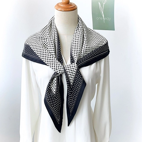Pañuelo Triangular para Mujer Elegante Estampado de Lunares en Satén Moda Versátil Estilo Coreano Minimalista Chal Accesorio de Cuello