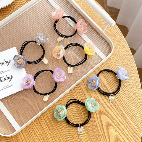 Doppellagiges Blumen Haargummi Hoch Elasthisches Gummiband Mit Strass Eingelegter Acetatblume Und Metallanhänger Haarschmuck