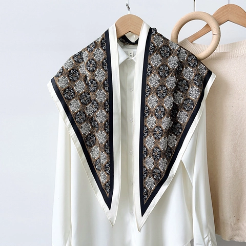 Vintage Geruit Bloem Gedrukt Satijn Driehoekige Sjaal Voor Vrouwen Elegant Retro Hoofddoek Mode Decoratieve Bandana Halssjaal