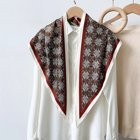 Vintage Geruit Bloem Gedrukt Satijn Driehoekige Sjaal Voor Vrouwen Elegant Retro Hoofddoek Mode Decoratieve Bandana Halssjaal