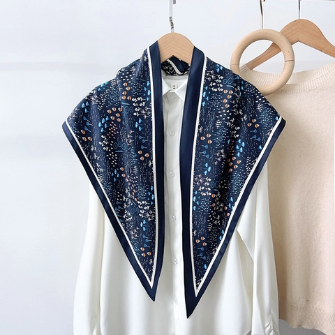 Elegante Dames Satijn Driehoekige Sjaal met Bloemenprint Vintage Contrastrand Lichtgewicht Hoofddoek Hals sjaal