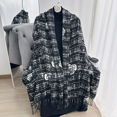 Écharpe d'Hiver Élégante pour Femmes avec Imprimé Floral de Camélias et Roses Châle en Polyester Chaud Épaissi à Carreaux avec Glands Accessoire de Mode