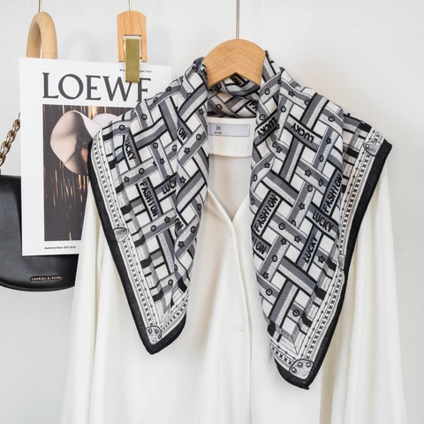 Foulard Carré en Polyester Imprimé pour Femme Toucher Satin Motif Géométrique Lettres Écharpe Élégante Polyvalente pour Travail