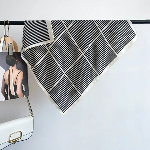 Foulard Quadrato a Righe Bianco e Nero Vintage per Donna Elegante Scialle in Poliestere con Stampa Geometrica Effetto Raso