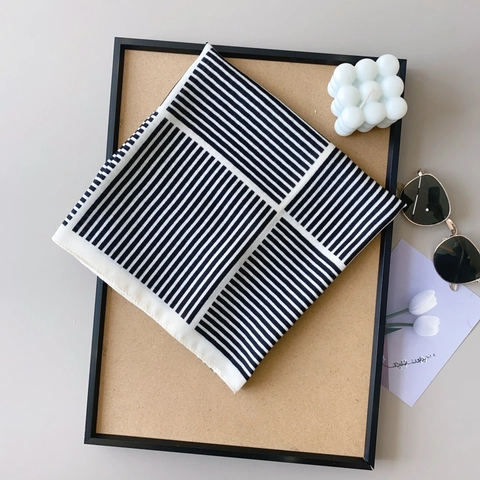 Foulard Quadrato a Righe Bianco e Nero Vintage per Donna Elegante Scialle in Poliestere con Stampa Geometrica Effetto Raso