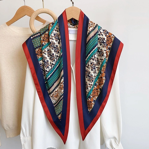 Vintage Bloemenprint Satijnen Driehoekige Sjaal Voor Vrouwen Retro Koreaanse Stijl Chique Grote Omslagdoek Voor Dagelijks Gebruik Kantoor Accessoires