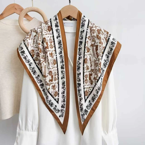 Vintage Koetssprint Satijn Driehoekige Sjaal Voor Dames Elegante Paardenpatroon Bedrukte Halsdoek Chique Mode Accessoires