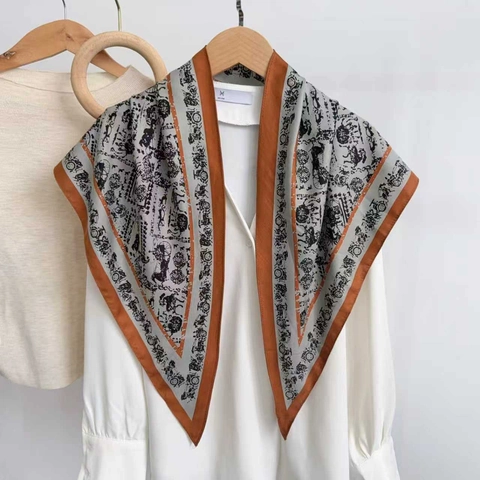 Vintage Koetssprint Satijn Driehoekige Sjaal Voor Dames Elegante Paardenpatroon Bedrukte Halsdoek Chique Mode Accessoires