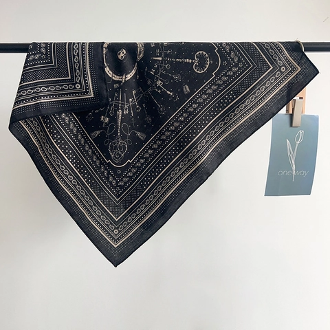 Women Vintage Paisley Printed Square Scarf Elegant Key Pattern Satin Finish Polyester Neck Scarf Lightweight Bandana Fashion Wrap
