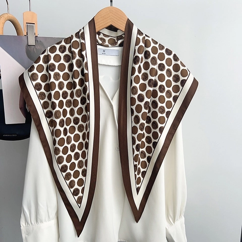 Dames Polka Dot Satijn Driehoekige Sjaal Vintage Elegante Omslagdoek Bedrukte Sjaal Zacht Lichtgewicht Accessoire