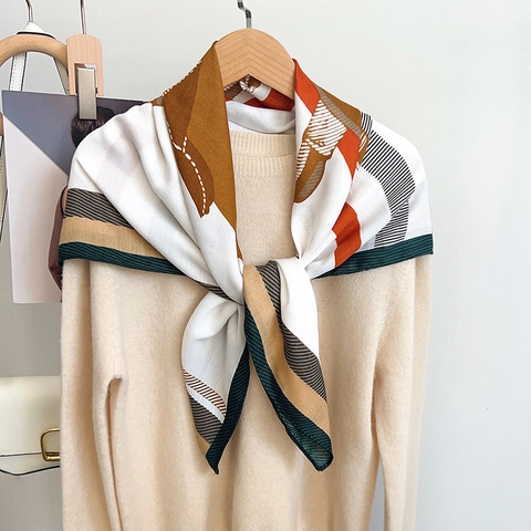 Elegante Dames Satijn Vierkante Sjaal Paardenpatroon Bedrukt Lichtgewicht Zijdeachtige Omslagdoek Voor Kantoor Dagelijks Vintage Luxe Mode Accessoire