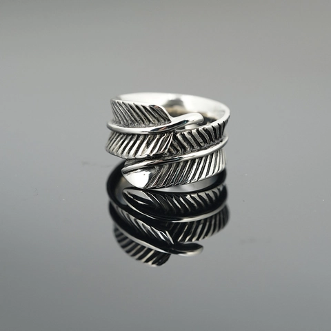 Anello Aperto a Piuma Vintage in Acciaio al Titanio con Finitura Ossidata Retro per Uomo e Donna Gioielli Fascia Regolabile Stile Indiano